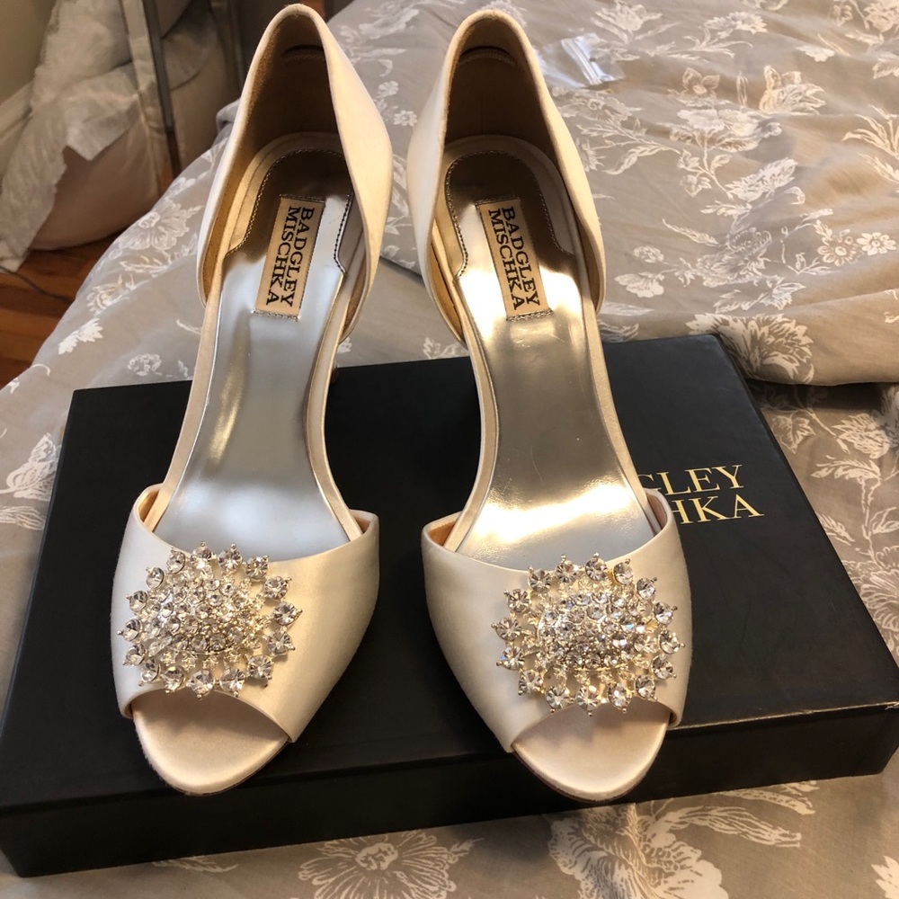 Badgley Mishka Ivory Satin shoe size 9